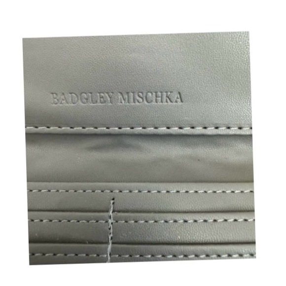 NWT-BADGLEY MISCHKA-GRAY QUILTED CARD HOLDER - Picture 5 of 6